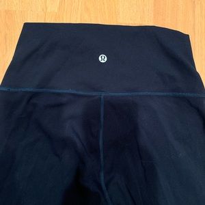 LIKE NEW Lululemon Wunder Under leggings navy blue size 6 25” length